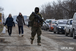 Эвакуация людей из осажденного Мариуполя. Украина, автомобили, досмотр, колонна, эвакуация, машины, пропускной пункт, армия, военные, украина, проверка, мариуполь, патруль, беженцы, солдат, комендатура, гуманитарная катастрофа