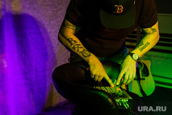 Выступление в культурном центре "Порт" Васи Васина - солиста группы "Кирпичи". Сургут, татуировки, dj, диджей, тату, руки
