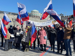В Екатеринбурге масштабно отметили воссоединение Крыма и России. Фото, видео
