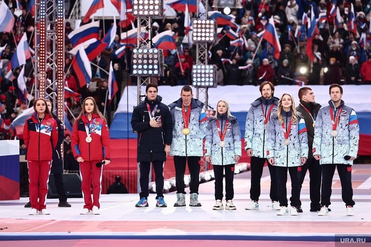 Мероприятие посетили олимпийские чемпионы РФ, которые совместно с россиянами исполнили гимн страны
