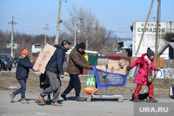 Ситуация в осажденном Мариуполе. Украина, эвакуация, гуманитарная помощь, украина, мариуполь, беженцы, раздача, бутылка воды, гуманитарка