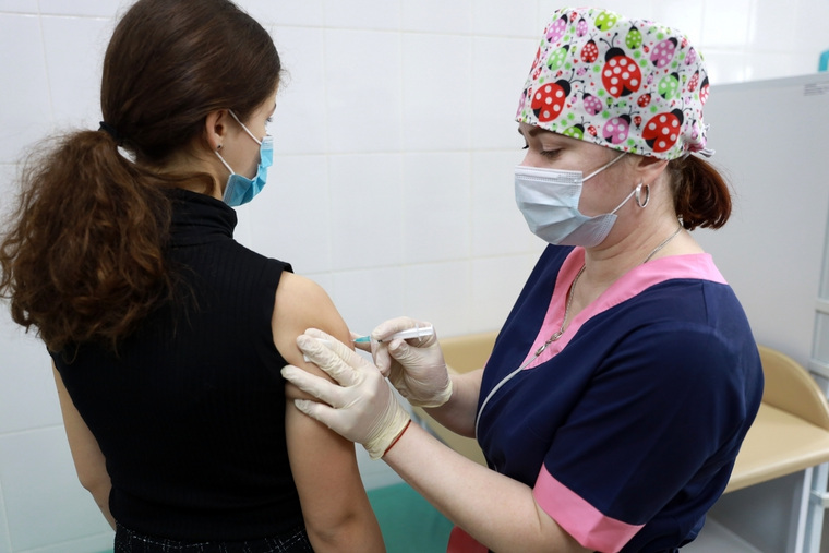 Директор департамента здравоохранения Курганской области Алексей Сигидаев вакцинировал дочь от коронавируса