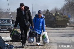 Ситуация в осажденном Мариуполе. Украина, старушки, эвакуация, бабушки, бмп, армия, военные, техника, украина, мариуполь, беженцы, солдат, народная милиция, комендатура, вс рф