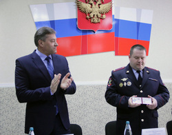 Михаил Скоков (слева) представил полицейским закрытого челябинского города нового начальника — Кирилла Черепенькина (справа)
