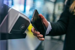 Клипарт сток Unsplash. Jonas Leupe , телефон, терминал, бесконтактные платежи, эпл пэй, apple pay, google pay, sumsung pay, гугл пэй, самсунг пэй, нфс, nfc