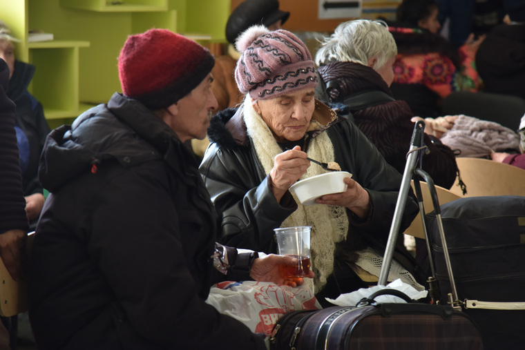 В Центре гуманитарной помощи местным жителям предоставляют убежище и еду