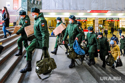 Дезинфекция и проверка масочного режима на железнодорожном вокзале. Челябинск, армия, военные, призыв, призывники, новобранцы, военкомат, военнослужащие, солдат, перевозка пассажиров, жд вокзал челябинск