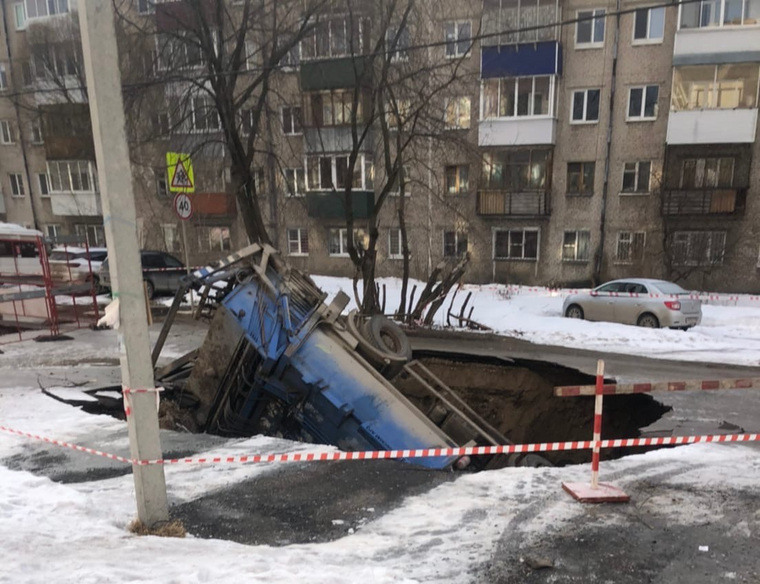Мусоровоз угодил в провал, образовавшийся на улице Торговая