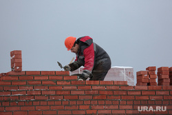 ВРИО губернатора Прикамья Махонин в Березниках. Пермь, строители в касках, кирпич