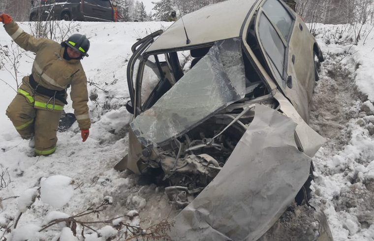 Спасатели помогали доставать пострадавших