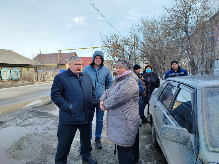 Чиновники мэрии Кургана проконтролировали откачку септика и рассказали жителям, когда их дом подключат к городской канализации