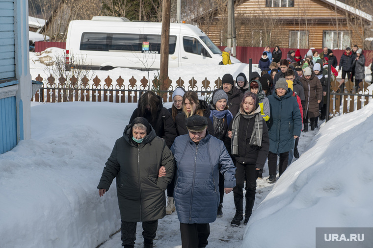 Прощание с погибшей школьницей. д.Полуденная, Юго Камский. Пермь