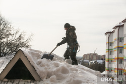 Клипарт по теме Уборка снега с крыши.  Тюмень, крыша, уборка снега