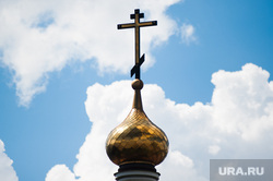 Граффити в поддержку украинского режиссера Олега Сенцова. Екатеринбург, крест, храм, православный крест, вера, небо, православие
