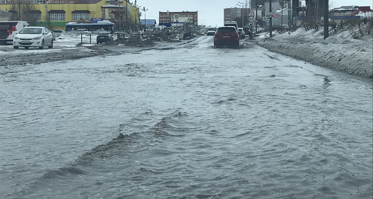 Затопленная дорога по улице Ямальской