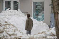 Городские картинки. Пермь зима, снег в городе, пенсионер у витрины