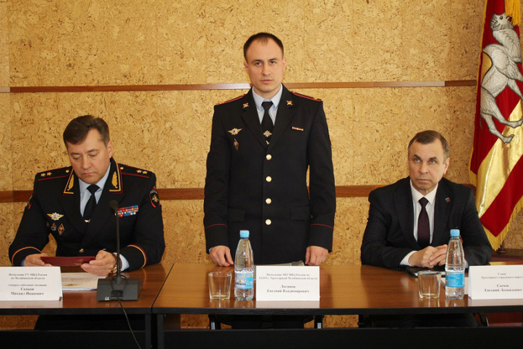 Генерал-лейтенант Михаил Скоков (слева) представил полицейским Трехгорного нового начальника — подполковника Евгения Логинова (в центре)