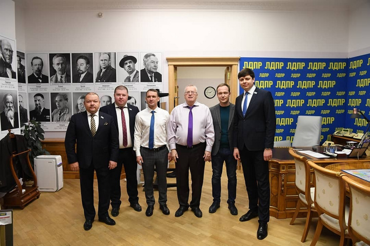 В последний раз Александр Каптюг (справа от Жириновского) виделся с лидером ЛДПР в декабре 2021-го