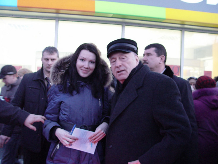 Анну Бояркину (сейчас журналист URA.RU) сфотографировали с Владимиром Жириновским в 2010 году