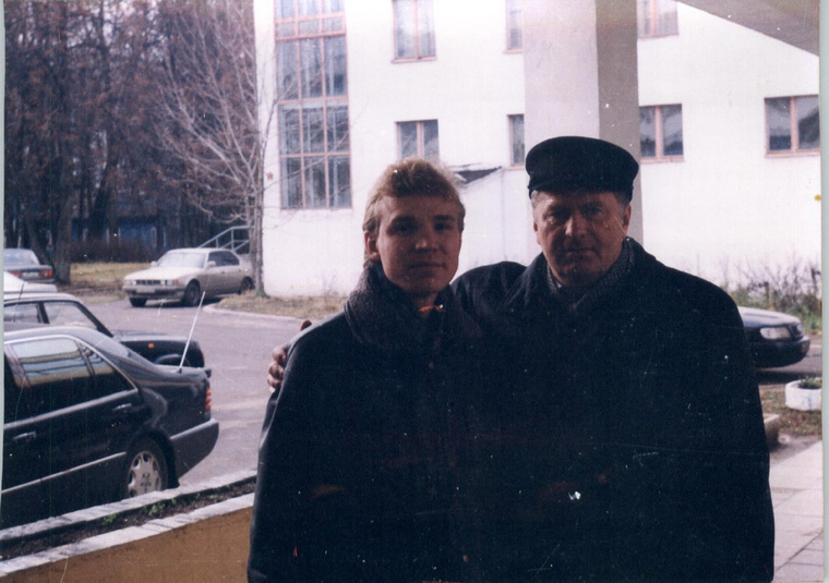 По словам учителя Владимира Кочеулова, эта фотография была сделана в 1998 году во время партийной конференции