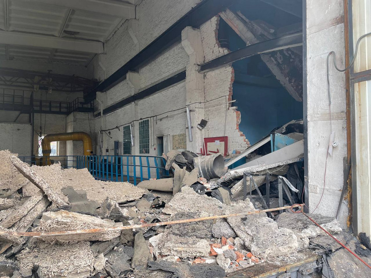 Разрушенная стена насосной станции в Нижневартовске