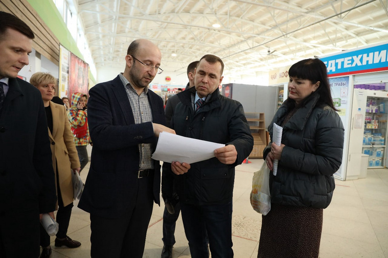 Губернатор Вадим Шумков вместе с коллегами оценил обновленные торговые ряды на центральном рынке