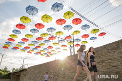 Городская набережная. Пермь, лето, зонтик, девушки, солнце, прохожие