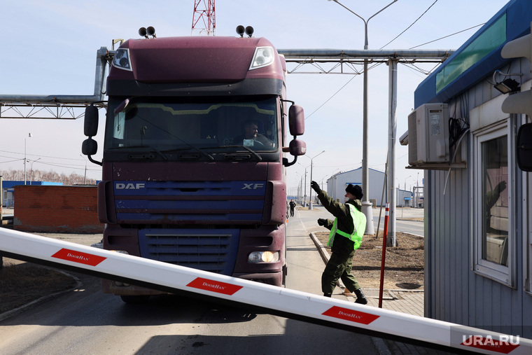 Пограничники из Казахстана проверяют у водителей наличие ПЦР-теста