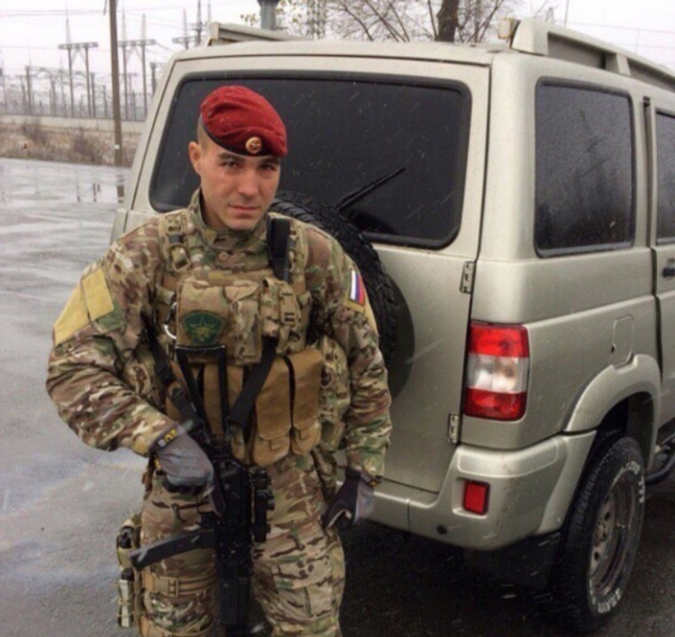 Краповый беерт Руслан Кусаев получил во время командировки в Чечню