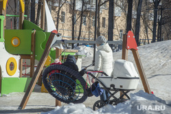 Виды зимнего города. Пермь, зима, детская площадка, семья на прогулке, детские качели