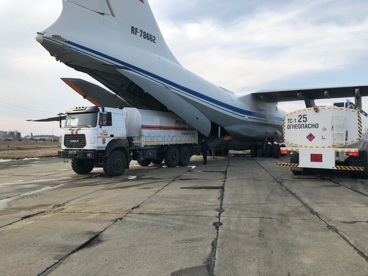 Погрузка товаров в самолет ИЛ-76 Министерства Обороны РФ.