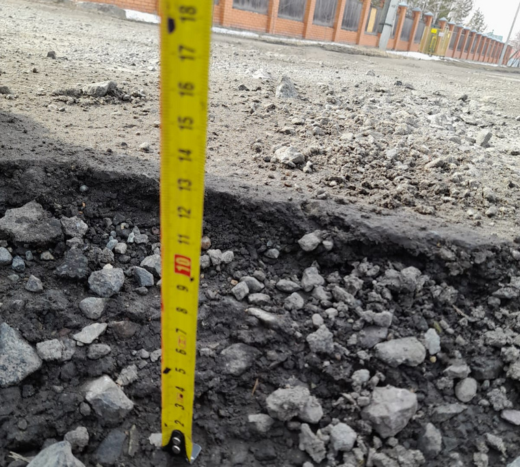 Жители Теплого стана вынуждены ходить пешком до первой остановки 1,5 км, автомобилисты терпят убытки на ремонтах авто