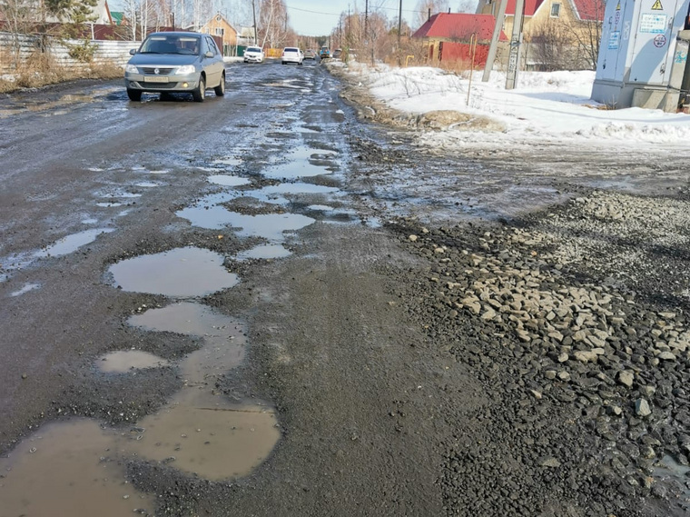 Автобусы отказались заезжать в микрорайон Теплый стан Кургана из-за аварийной дороги. Жители, в том числе дети идут 1,5 км до ближайшей остановки