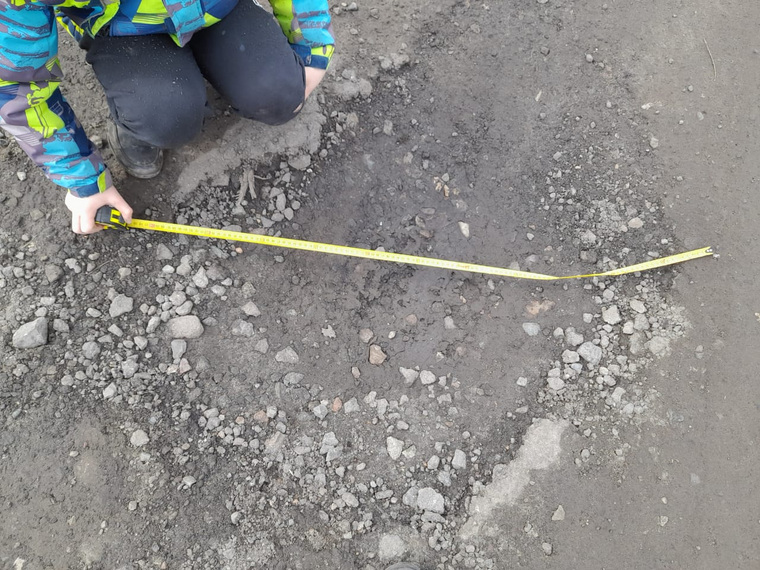 Дорогу в микрорайоне Теплый стан, по словам местных жителей, ГИБДД признала авариной. Но капитального ремонта дороги курганцы не могут добиться несколько лет