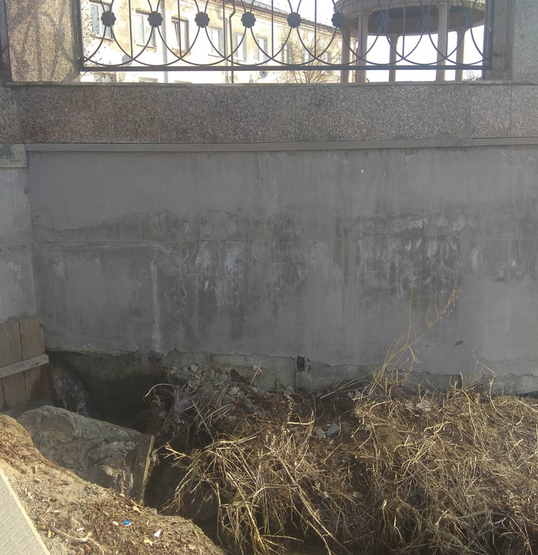 В Шадринске на новой набережной прорвало канализацию