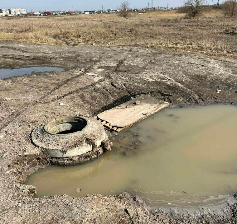 В месте незаконного слива отходов на улице 9 Мая неоднократно ломали крышки колодцев