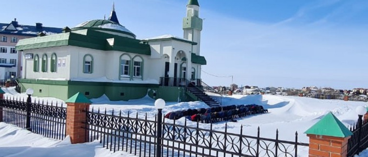 Мусульмане совершают джума намаз на снегу