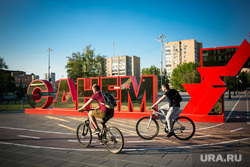 Виды Тюмени. Тюмень , велосипедист, весна, май, площадь 400 лет Тюмени