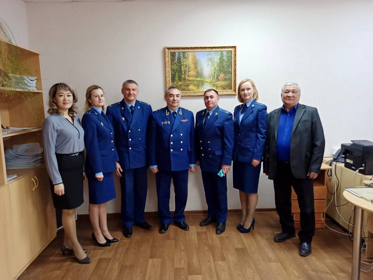 Карен Габриелян (в центре) приехал в Нагайбакский район, чтобы представить нового руководителя