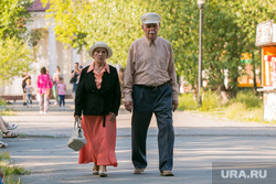 Жители города. Курган, пожилая пара, пенсионеры на прогулке