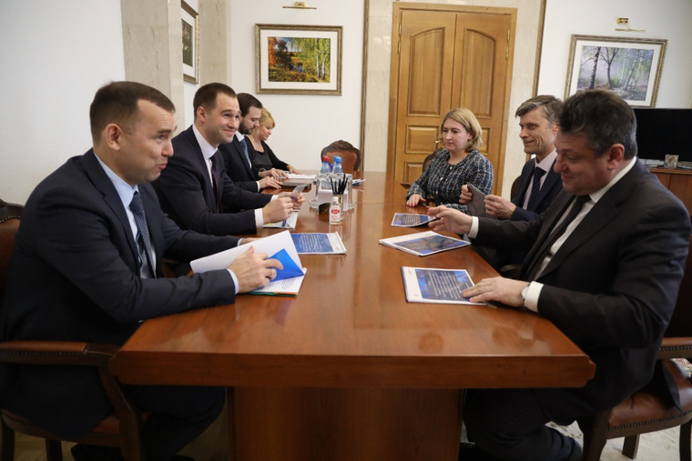 Губернатор Шумков (слева) провел встречу с руководителем федерального Центра инновационных технологий в ортопедии Виктором Спектором