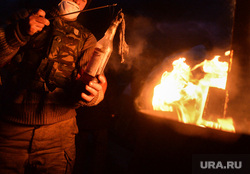 Майдан. Украина. Ночь 19-20.02.14 Конец перемирия. Киев, дым, майдан, боец, коктейль молотова, война, огонь