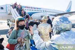 Открытие чартерных рейсов в Тюмень. Тюмень, авиакомпания ямал, туристы, трап, пассажиры, самолет, цветной бульвар, трап самолета, тюмень, авиапассажиры