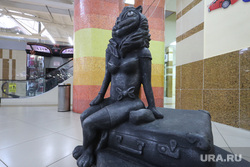 Кошка на чемодане. Курган, кошка, скульптура кошки, кошка на чемоданах