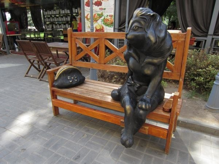 Скульптура женщины-кошки в кафе г. Волгоград