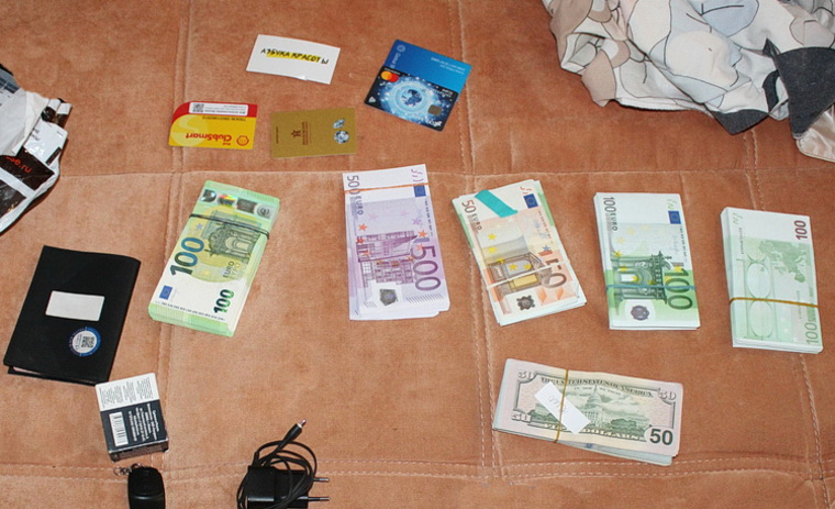 В доме подозреваемого изъято около 10 тысяч долларов, 55 тысяч евро и 60 тысяч рублей