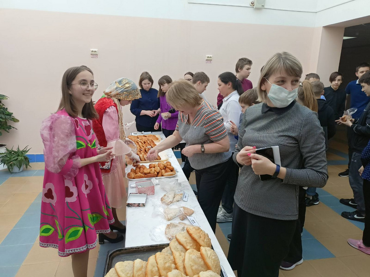 Девятиклассница Виктория Ушакова организовала школьную ярмарку, чтобы помочь беженцам Донбасса