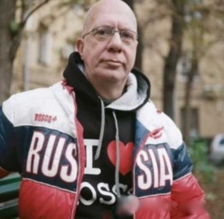 Бельгиец Крис Роман поддерживает политику России в отношении Украины и использует символику РФ в одежде