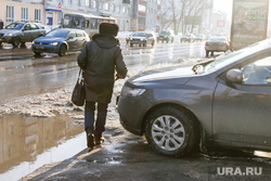 Снег и грязь на дорогах  и во дворах города Курган, автохам, автомобиль на пешеходной зоне