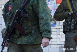 Мобилизационный пункт в Донецке. Донецк, ДНР, автомат, армия, военные, оружие, донецкая народная республика, ополченцы, днр, добровольцы, военком, военный комиссариат, вежливые люди, солдат, мобилизация, мобилизационный пункт, запас, резервисты, выкладка
